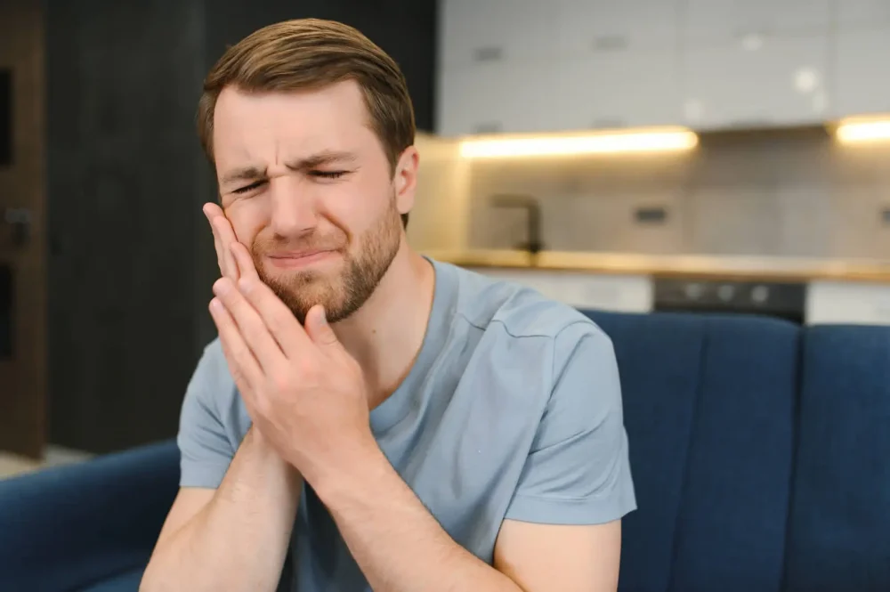 Uomo con dolore ai denti.