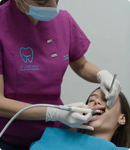 Professionista dentale cura un paziente